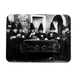Imán Brujas galesas con té crone teatime