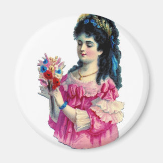 Imán Brunette victoriana en traje rosa con Bouquet