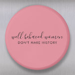 Imán Bueno, las mujeres no se comportan como rosadas en<br><div class="desc">Simple y elegante "Las mujeres portadoras del bien no hacen historia" diseño de citas inspiradoras personalizados con tipografía de escritura moderna en un estilo de diseño minimalista inspirado en el empoderamiento femenino sobre un bonito fondo bonito y rosa oscuro y oscuro. El texto se puede personalizar fácilmente para añadir tu...</div>