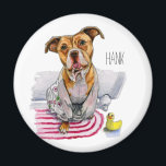 Imán Bulldog de hoyo en pintura de color de agua de bar<br><div class="desc">Este es un dibujo de un bulldog de foso marrón en un albornoz floral. Está sentado frente a la bañera con la cabeza ligeramente inclinada. Hay un pato de goma sentado a su lado en el suelo mirando hacia él. Está pintado de acuarela. Este artículo es personalizable. Cambie el texto...</div>