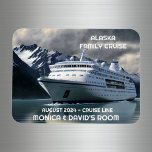 Imán Buque de crucero de Alaska en el Océano Personaliz<br><div class="desc">Este diseño puede ser personalizado en el área proporcionada cambiando la foto y/o el texto. O puede personalizarse haciendo clic en Personalizar esta plantilla y, a continuación, eligiendo la opción de hacer clic en el personalizar y eliminando o cambiando el color del fondo, agregando texto, cambiando el color o estilo...</div>