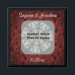 Imán Burgundy Daisies Wedding Photo Personalized<br><div class="desc">Elegant textured effect burgundy daisies floral design frame save the date wedding announcement favor refrigerator magnet. Ready for your special photo. Fill in your information in the template. Make more changes to text and font size, style, and color by clicking on Customize. Add your photo by clicking on Change and...</div>