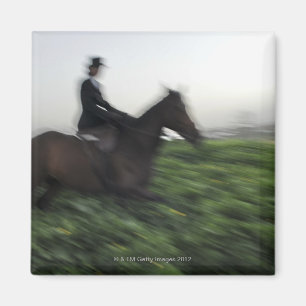Imán Cabalgatas en campo verde. Herradura de una mujer