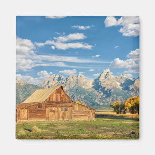 Imán Cabaña de madera cerca de la cordillera