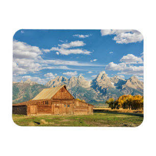 Imán Cabaña de madera cerca de la cordillera