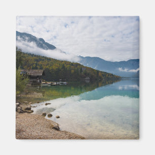 Imán Cabina junto al lago Bohinj en Eslovenia