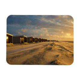 Imán Cabinas de playa al atardecer en la costa holandes