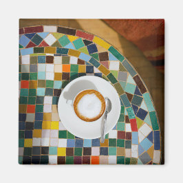 Imán Café con leche acogedor en foto de mesa mosaico