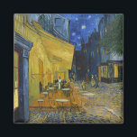 Imán Cafe Terrace de noche | Vincent van Gogh<br><div class="desc">Cafe Terrace at Night (1888) de Vincent van Gogh es una representación luminosa e icónica de un acogedor café al aire libre en Arles, Francia, bajo un cielo estrellado por la noche. El luminoso amarillo del café contrasta con el azul intenso de la noche, creando un ambiente cálido y acogedor....</div>