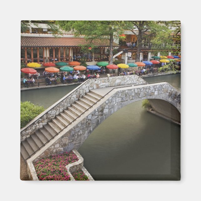 Imán Cafetería al aire libre a lo largo de River Walk y (Frente)