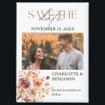 Imán Caída Rústica Salvar Al Boda De Fecha<br><div class="desc">El Rustic Fall Save the Date Boda Magnet es una encantadora y sofisticada elección para anunciar a su boda al verdadero estilo otoño. Con una plantilla de fotografía de compromiso que le permite compartir una foto personal e inolvidable, este imán combina tipografía elegante con un hermoso arreglo floral acuático en...</div>