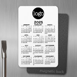 Imán Calendario de 2024 con logotipo Blanco negro básic<br><div class="desc">Un artículo muy útil para la escuela o la oficina en el hogar. Un aspecto estándar para tu oficina en el hogar o taquilla de la escuela. Esto muestra una vista de año completo de todas las fechas.</div>