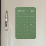 Imán Calendario de Año 2024 de Sage Green Modern Full<br><div class="desc">Imán de calendario simple y audaz para 2024. Este diseño presenta un conjunto moderno de fuentes, un completo 12 meses 2024 año, con un fondo verde de moda y sabio. Personaliza para convertirlo en tu propio o de algún especial. CONSEJO: Puede cambiar el color de fondo utilizando la propia Herramienta...</div>