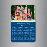 Imán Calendario de foto y nombre azul de personalizable<br><div class="desc">Personalice un imán del calendario 2025 con las personas que ama. Reemplace la foto de ejemplo y el nombre por el suyo propio en la barra lateral. El texto personalizado está en una fuente moderna de escritura blanca. Debajo hay un pequeño calendario blanco sobre un fondo azul. Hace un gran...</div>