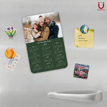 Imán Calendario de fotografía de la familia verde fores<br><div class="desc">Nombre de familia de Personalizable 2025 y calendario magnético de fotos con su foto y nombre personalizados. 🌟 Diseñado sólo para 2025, perfecto para pequeños regalos, rellenos de surtido o en lugar de tarjetas de vacaciones. Esta versión es Forest Green, pero el color es ajustable. Póngase en contacto con nosotros...</div>