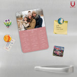 Imán Calendario de fotografía rosada dorada de Rosa mod<br><div class="desc">Nombre de familia de Personalizable 2025 y calendario magnético de fotos con su foto y nombre personalizados. 🌟 Diseñado sólo para 2025, perfecto para pequeños regalos, rellenos de surtido o en lugar de tarjetas de vacaciones. Esta versión es de color rosado dorado Rosa, pero el color es regulable. Póngase en...</div>