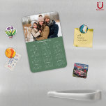 Imán Calendario de fotos de la familia verde de sabios<br><div class="desc">Nombre de familia de Personalizable 2025 y calendario magnético de fotos con su foto y nombre personalizados. 🌟 Diseñado sólo para 2025, perfecto para pequeños regalos, rellenos de surtido o en lugar de tarjetas de vacaciones. Esta versión es Sage Green, pero el color es ajustable. Póngase en contacto con nosotros...</div>