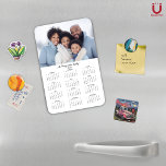 Imán Calendario de fotos personalizado moderno de 2025<br><div class="desc">Nombre de familia de Personalizable 2025 y calendario magnético de fotos con su foto y nombre personalizados. 🌟 Diseñado sólo para 2025, perfecto para pequeños regalos, rellenos de surtido o en lugar de tarjetas de vacaciones. Póngase en contacto con nosotros en cedarandstring@gmail.com si necesita ayuda con el diseño o productos...</div>