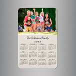 Imán Calendario de Tan 2025 con foto y nombre de person<br><div class="desc">Personalice un imán del calendario 2025 con las personas que ama. Reemplace la foto de ejemplo y el nombre por el suyo propio en la barra lateral. El texto personalizado está en una fuente moderna de escritura negra. Debajo hay un pequeño calendario negro sobre un fondo de bronceado. Hace un...</div>