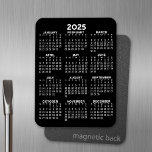 Imán Calendario de vista de año completo de 2023 - Míni<br><div class="desc">Blanco y negro - Un calendario mínimo básico de 12 meses con un fondo de color sólido. Un aspecto estándar para tu oficina en el hogar o taquilla de la escuela.</div>