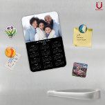 Imán Calendario fotográfico clásico en blanco y negro d<br><div class="desc">Nombre de familia de Personalizable 2025 y calendario magnético de fotos con su foto y nombre personalizados. 🌟 Diseñado sólo para 2025, perfecto para pequeños regalos, rellenos de surtido o en lugar de tarjetas de vacaciones. Esta versión es negra y blanca, pero el color es ajustable. Póngase en contacto con...</div>