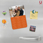 Imán Calendario fotográfico de la familia de Naranjas q<br><div class="desc">naranja quemado de Personalizable 2025 Nombre de familia y calendario magnético fotográfico con su foto y nombre personalizados. 🌟 Diseñado sólo para 2025, perfecto para pequeños regalos, rellenos de surtido o en lugar de tarjetas de vacaciones. Esta versión es Naranja quemado, pero el color es ajustable. Póngase en contacto con...</div>