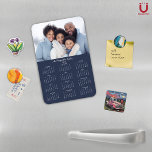 Imán Calendario fotográfico personalizado de la Marina<br><div class="desc">Nombre de familia de Personalizable 2025 y calendario magnético de fotos con su foto y nombre personalizados. 🌟 Diseñado sólo para 2025, perfecto para pequeños regalos, rellenos de surtido o en lugar de tarjetas de vacaciones. Esta versión es azul marino, pero el color es ajustable. Póngase en contacto con nosotros...</div>