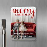 Imán Caligrafía de moras rojas - vertical Tipo blanco d<br><div class="desc">Foto de cobertura completa con un overlay rojo - Use una foto vertical para hacer un exclusivo y moderno saludo de Navidad Merry. Este diseño tiene un aspecto abstracto con elementos pintados y un tipo de letra manuscrito. Si necesita mover algo, haga clic en el botón personalizar para realizar cambios....</div>