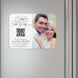 Imán Caligrafía romántica Código QR Guardar foto de fec<br><div class="desc">Este guión romántico ahorra el imán de anuncio de fecha es perfecto para un simple boda. El diseño minimalista en blanco y negro incluye elegantes y románticas letras de caligrafía rápida con un código QR y una foto. Para una personalización más avanzada de este diseño, haga clic en el BOTÓN...</div>