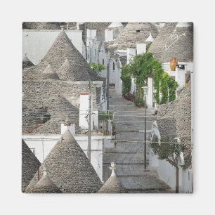 Imán Calle con las casas del trulli en Alberobello,