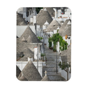 Imán Calle con las casas del trulli en Alberobello,