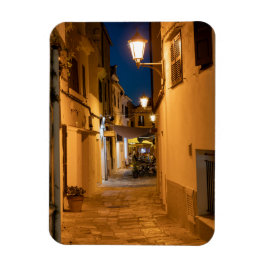 Imán Calle estrecha iluminada antigua en Mahón - Menorc