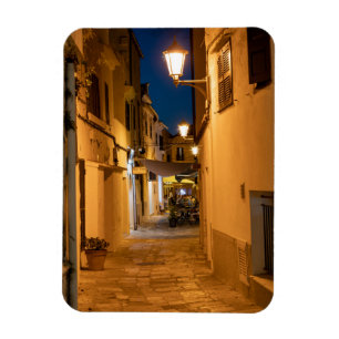 Imán Calle estrecha iluminada antigua en Mahón - Menorc