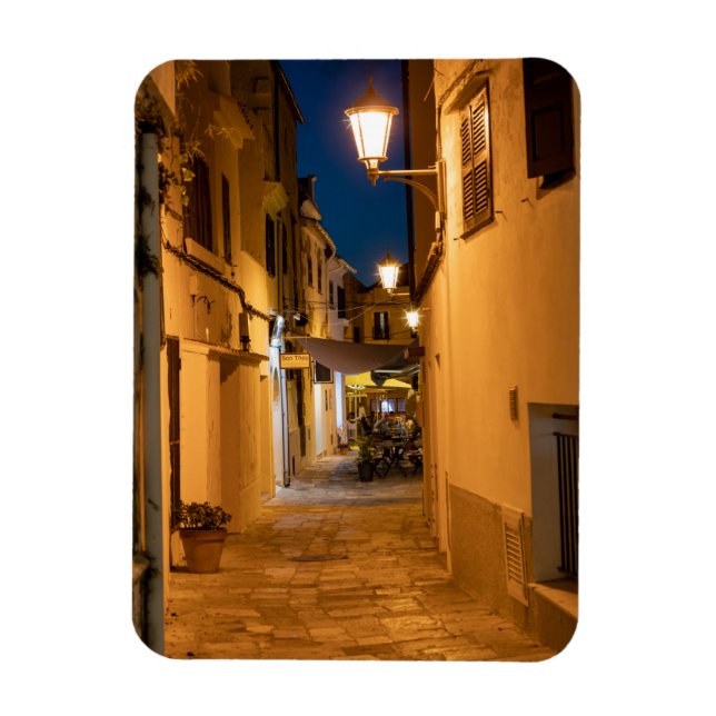 Imán Calle estrecha iluminada antigua en Mahón - Menorc (Vertical)
