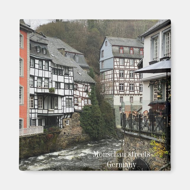 Imán Calles de Monschau con casas de madera y río (Frente)