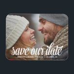 Imán Calligrafía negrita | Foto Guardar la fecha<br><div class="desc">Esta magnífica foto de sangre completa guarda la fecha con una caligrafía audaz de estilo retro y el texto "Salva nuestra fecha" - personalizar con los detalles de su boda y foto favorita.</div>