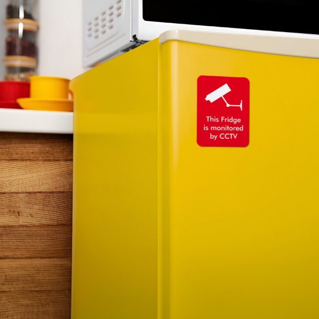 Imán Cámara de fondo rojo Vigilancia CCTV Frigorífico (Red Background Camera Surveillance CCTV Fridge Magnet On A Yellow Refrigerator)