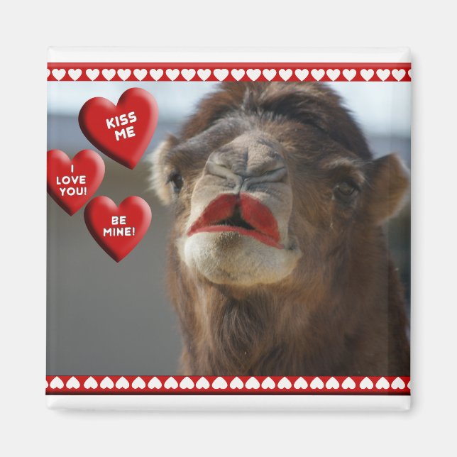 IMÁN CAMEL VALENTINE - USANDO LIPSTICK - ¡BESE! (Frente)