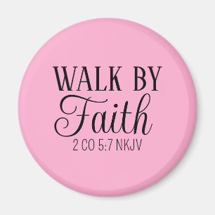 Imán Camina por la fe cristiana viva suave rosa simple