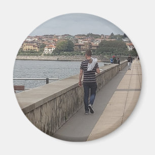 Imán Caminando Por El Puerto De Bilbao, La Nevera Españ