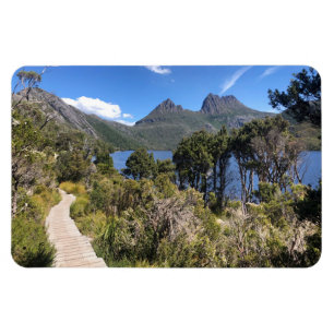 Imán caminata terrestre por las montañas de la cuna