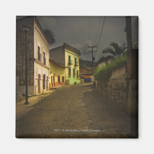 Imán Camino del guijarro y edificios amarillos en