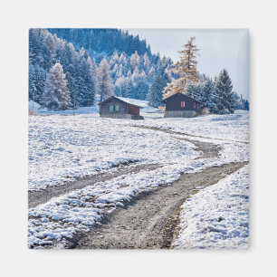 Imán Camino sucio en la tierra de la nieve, Alpes europ