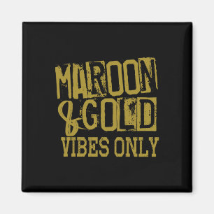 Imán Camiseta de día de juego Maroon Gold Vibes Only Te