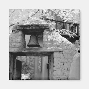 Imán Campana de adobe áspera en entrada, Santa Fe, Nuev