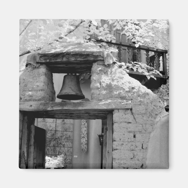 Imán Campana de adobe áspera en entrada, Santa Fe, Nuev (Frente)