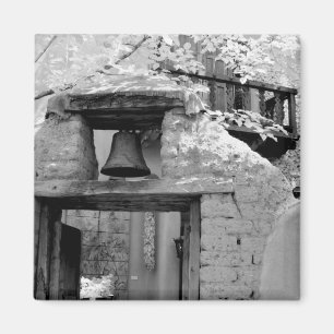 Imán Campana de adobe en la entrada, Santa Fe, nueva