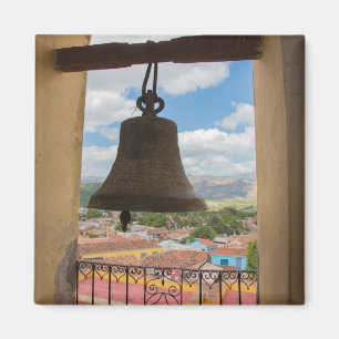 Imán Campana en una torre de iglesia, Cuba