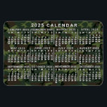 Imán Camuflaje del calendario mensual 2025 Camo Verde<br><div class="desc">Este imán flexible del calendario mensual de 2025 muestra los días de la semana de cada mes en blanco. Detrás de los números, el diseño tiene un patrón de camuflaje en tonos verdes y marrones. Este es un calendario anual simple para ayudarle a conquistar el nuevo año. Saber siempre qué...</div>