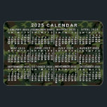 Imán Camuflaje del calendario mensual 2025 Camo Verde<br><div class="desc">Este imán flexible del calendario mensual de 2025 muestra los días de la semana de cada mes en blanco. Detrás de los números, el diseño tiene un patrón de camuflaje en tonos verdes y marrones. Este es un calendario anual simple para ayudarle a conquistar el nuevo año. Saber siempre qué...</div>